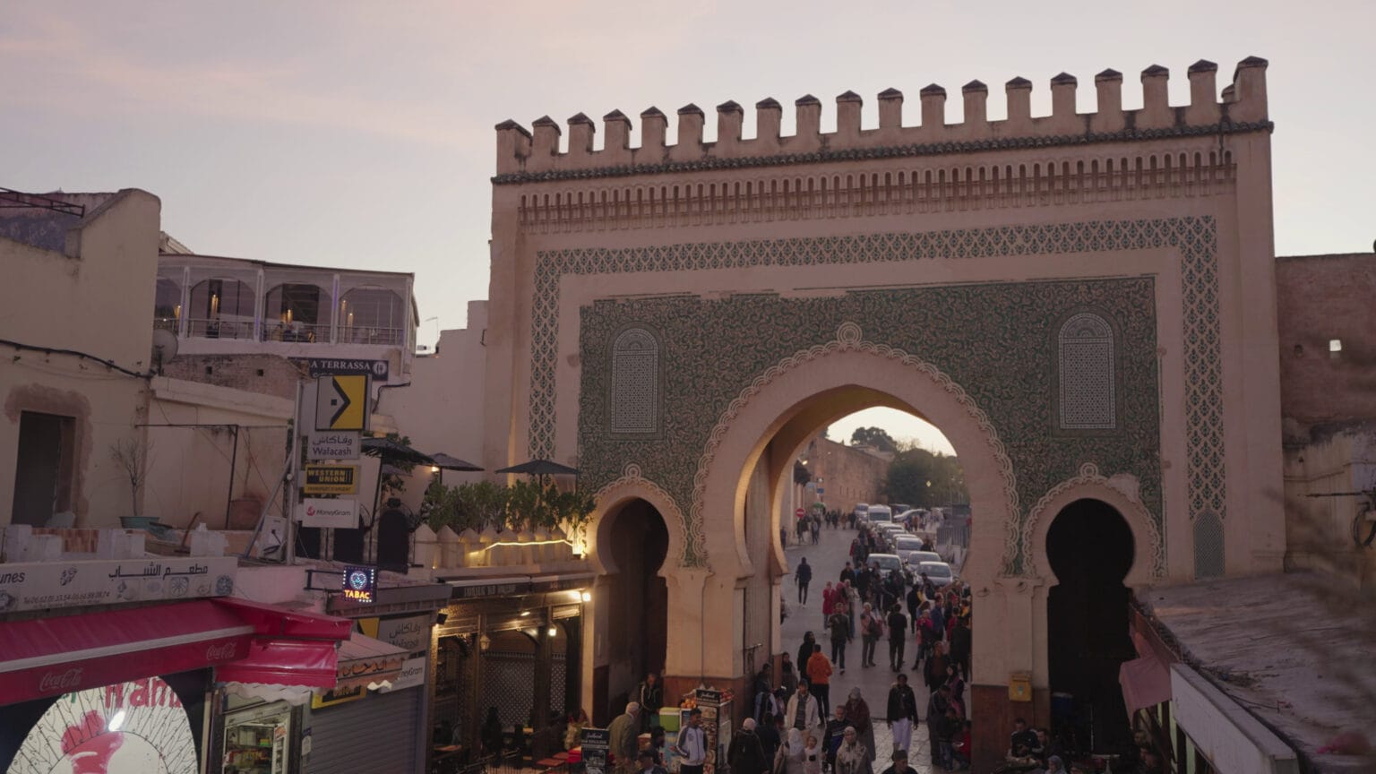 bab-bou-jeloud-boujloud-triple-arched-moorish-blue-gate-entrance-to-the-medina-old-cit-SBI-351295169